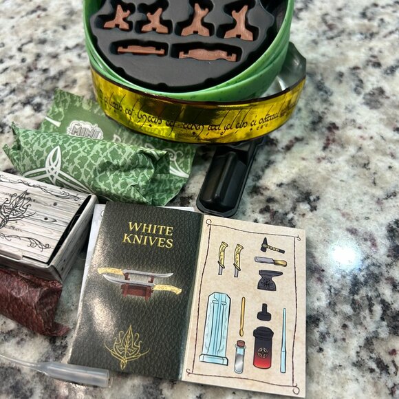 MGA's Miniverse + Make It MIni The Lord of the Rings™ WHITE KNIVES - Picture 5 of 7